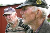 Sigvard och Erik har förblivit ungkarlar och levt ensamma på gården sedan deras mamma dog för 24 år sedan.