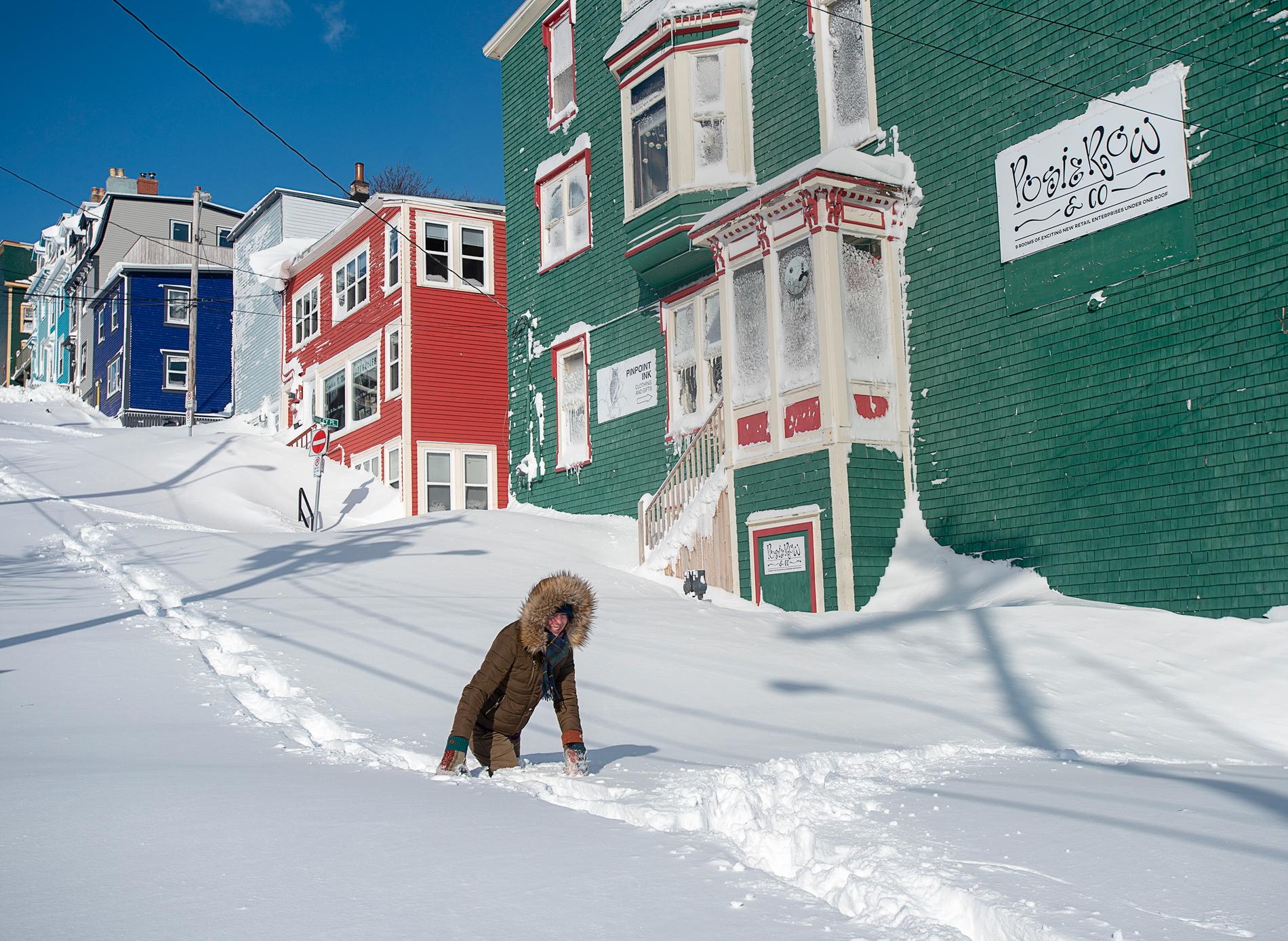 En invånare pulsar fram i snömassorna som begravt staden S:t John's i Newfoundland.