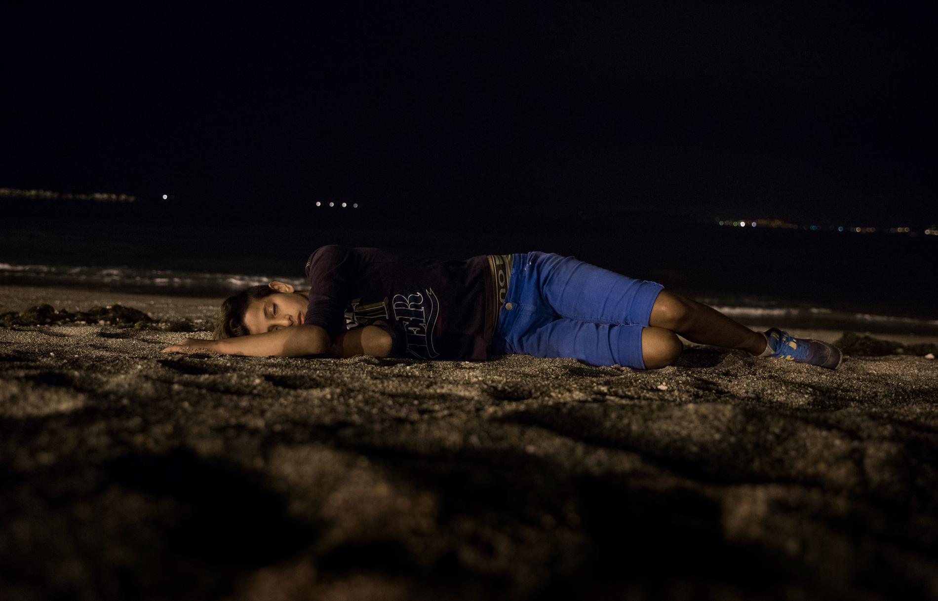 14-åriga Yassin sover på stranden i Ceuta.