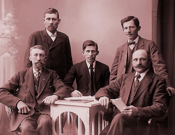 Den enda bild som bevarats på ”Röde Frans”, Frans Gustafsson. Han sitter i mitten, omgiven av Erik Nilsson, Carl Zeijlon, Gustaf Jansson och Albert Andersson. De ingick alla i 16 april-kommittén som bildades under hungerupproret 1917.