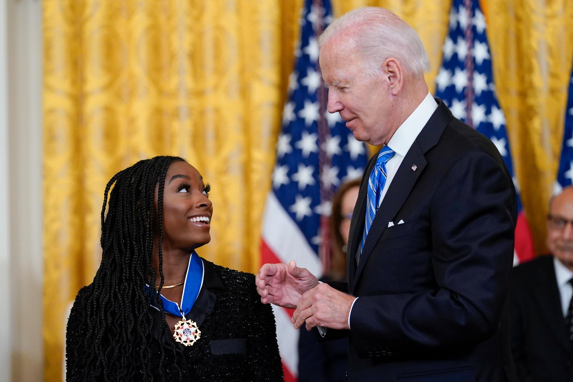 Simone Biles tilldelades presidentens frihetsmedalj av Joe Biden förra veckan.