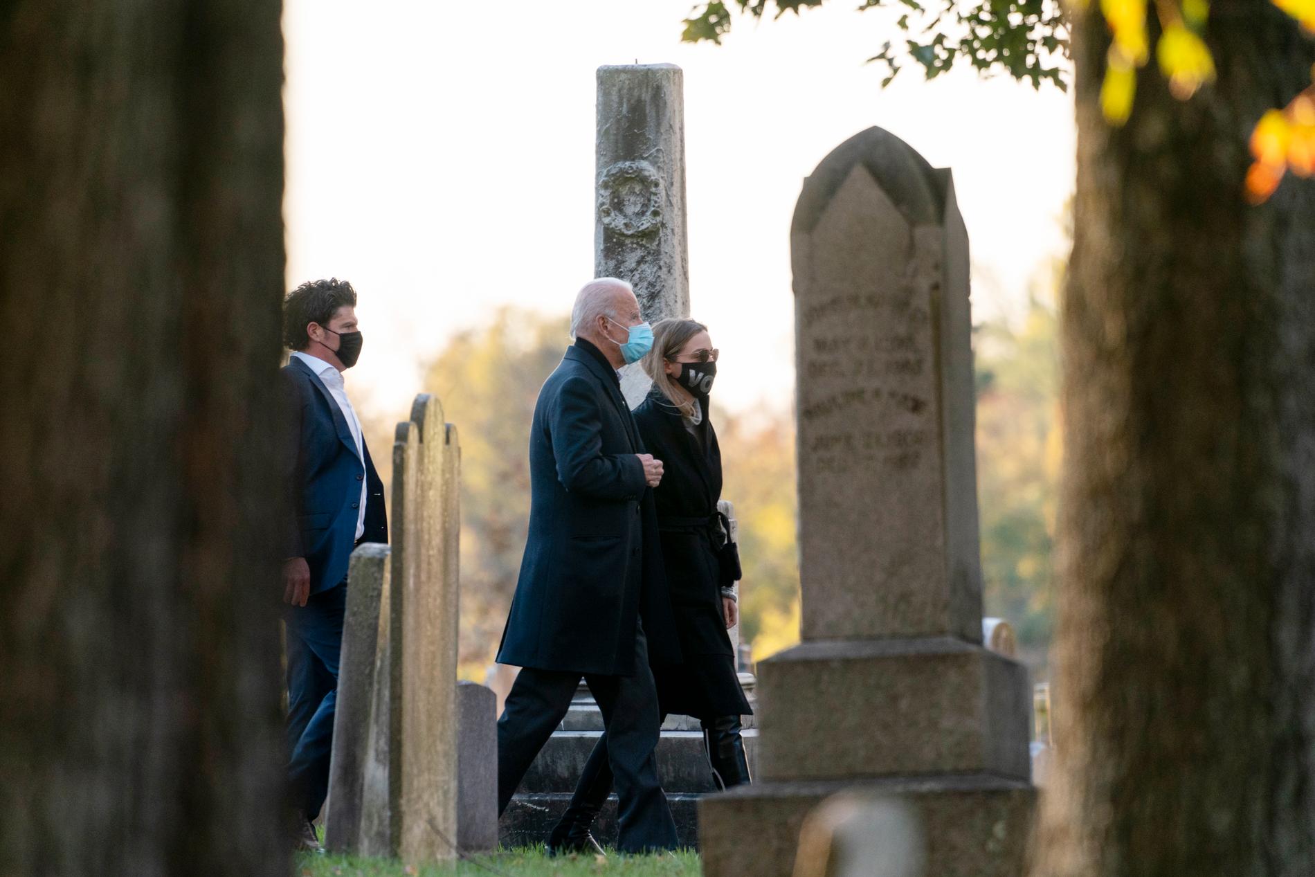 Joe och Jill Biden inledde valdagen med att besöka sin son Beaus grav.