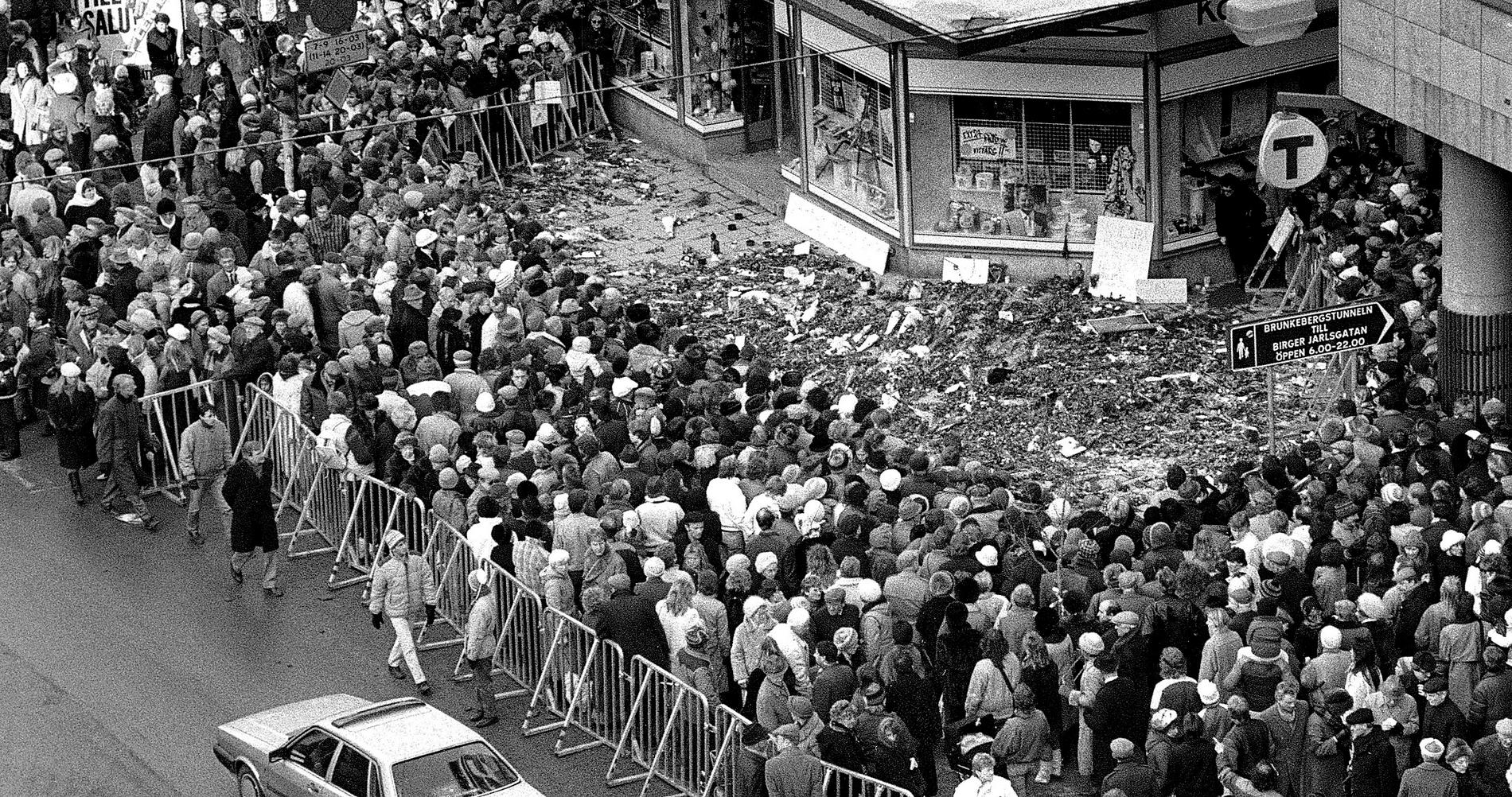 Mordplatsen på Sveavägen i Stockholm den 2 mars 1986. Drygt 30 år senare lever dådet kvar som en kombination av politiskt drama och kriminalgåta.