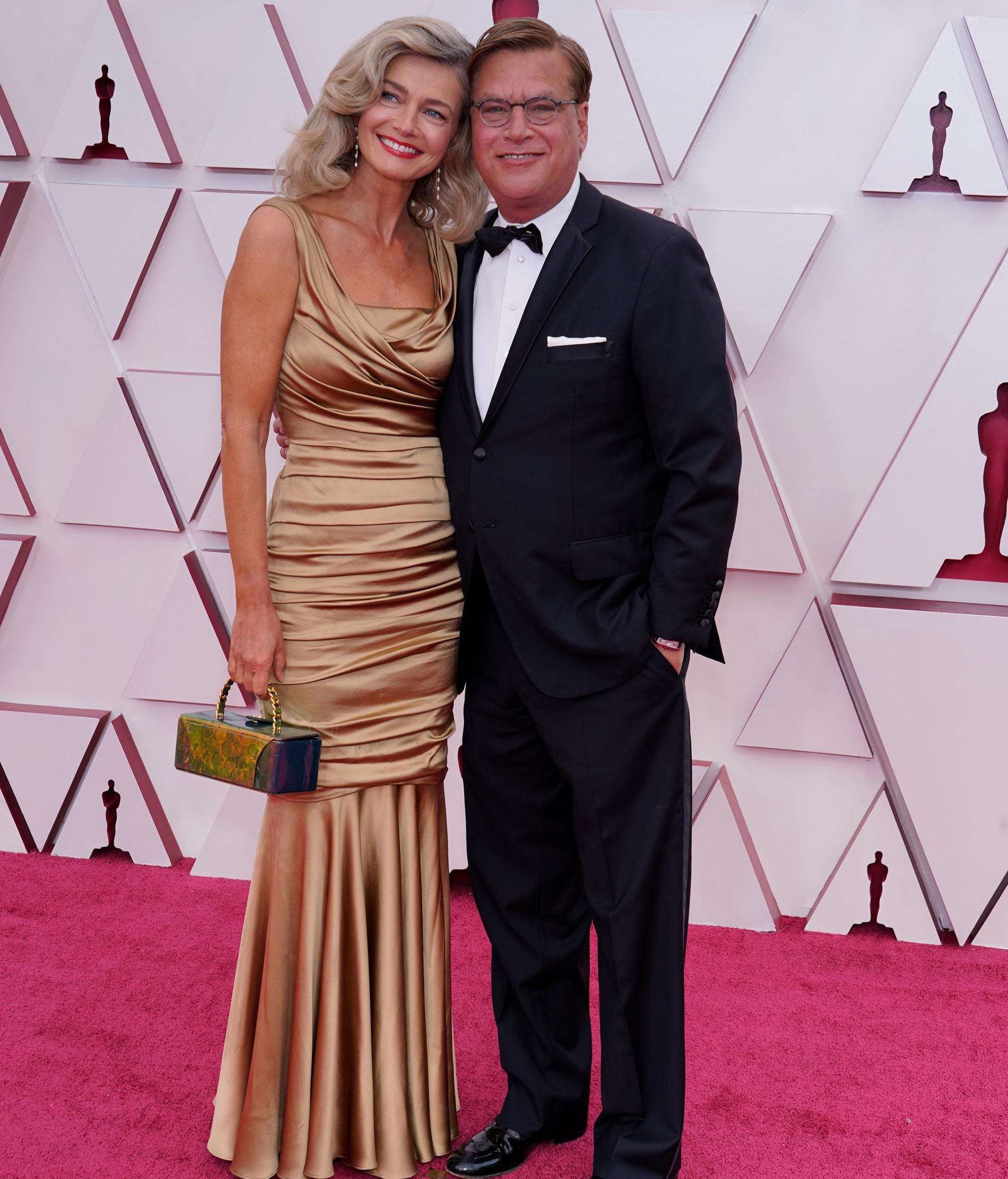 Paulina Porizkova och Aaron Sorkin tillsammans på Oscarsgalan.