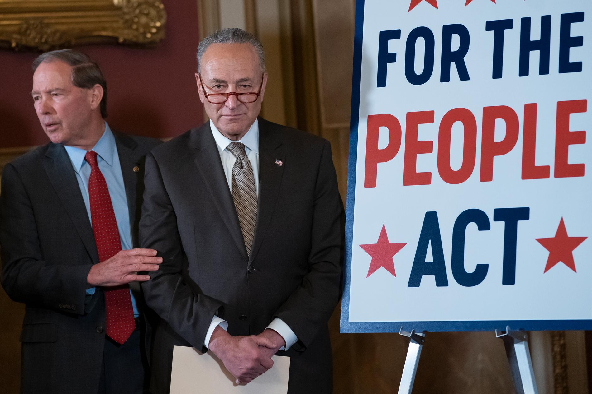 Demokratiske senatorn Tom Udall, till vänster, tillsammans med partikollegan Chuck Schumer.