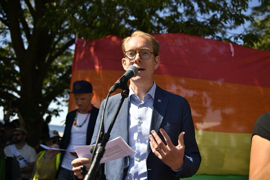 Moderaternas Tobias Billström talar vid mångfaldsparaden under politikerveckan i Almedalen.