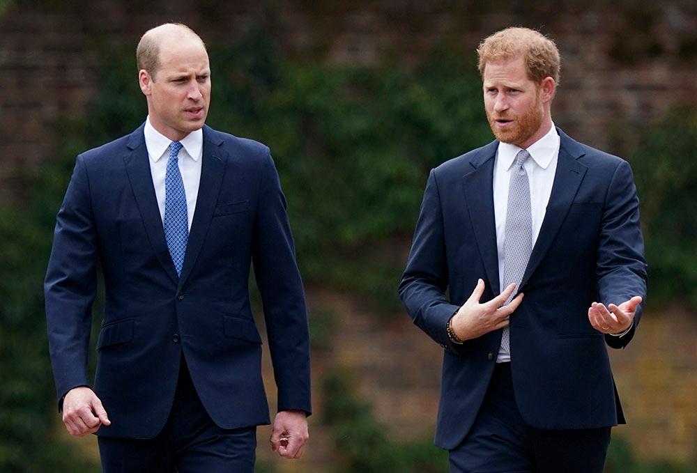 Prinsarna William och Harry vid avtäckningen av en staty av Diana som placerats vid Kensington Palace. 