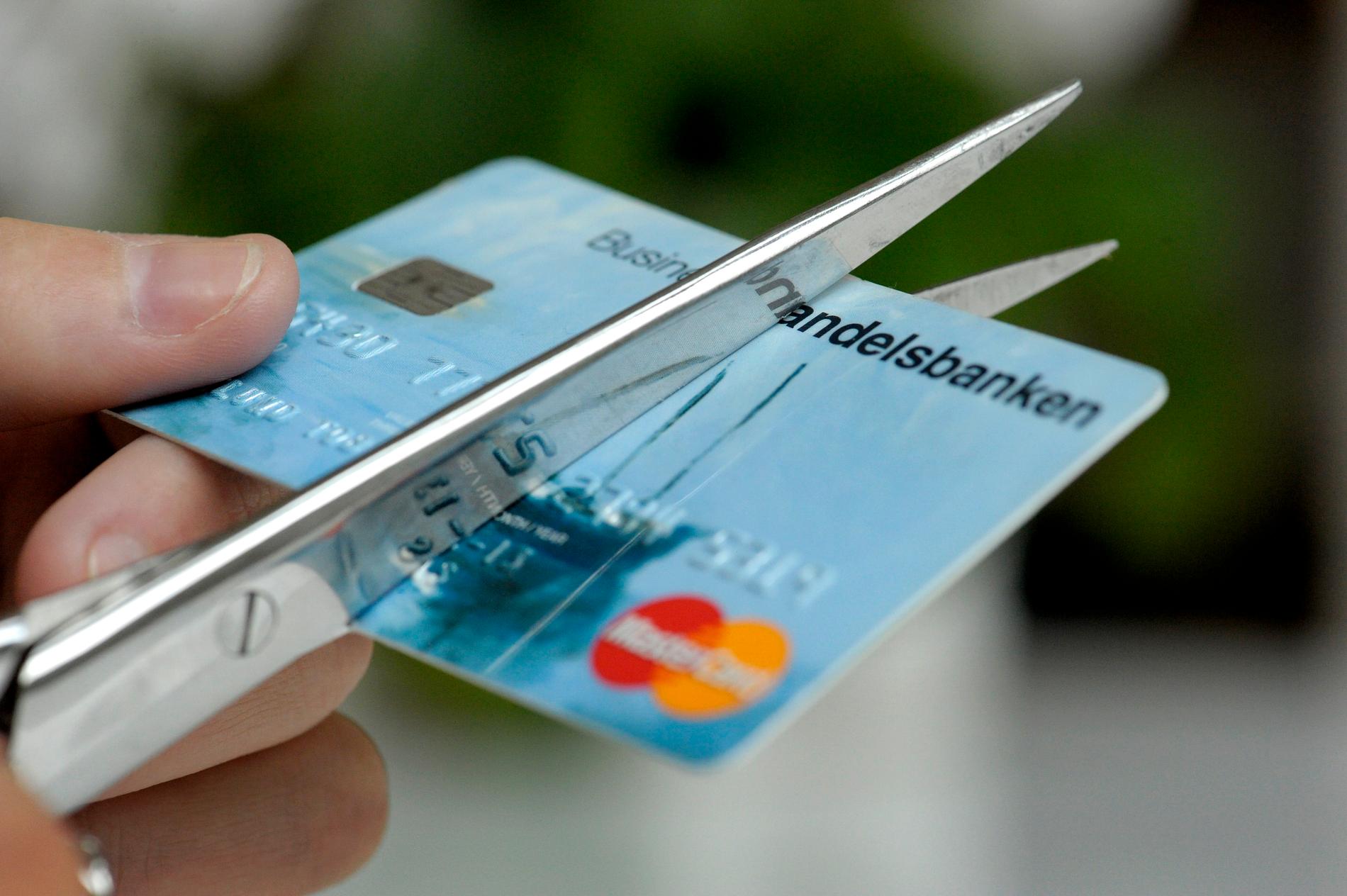 Har du kreditkort kan det vara bra att klippa dessa och i stället bara använda debetkort, där transaktionen dras av direkt från bankkontot.