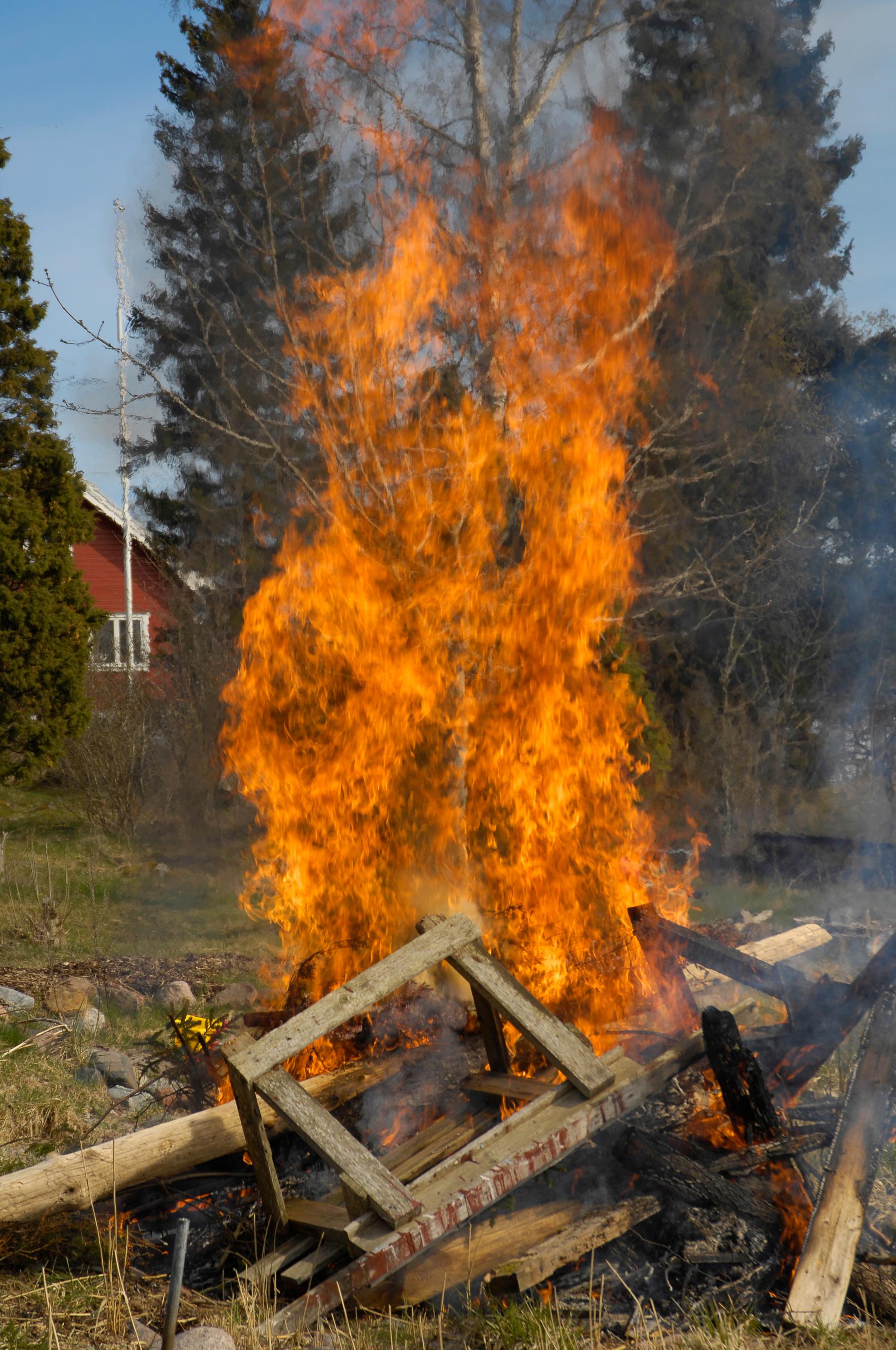 Trots eldningsförbud och avrådan från att elda har Stockholms brandförsvar fått rycka ut flera gånger.