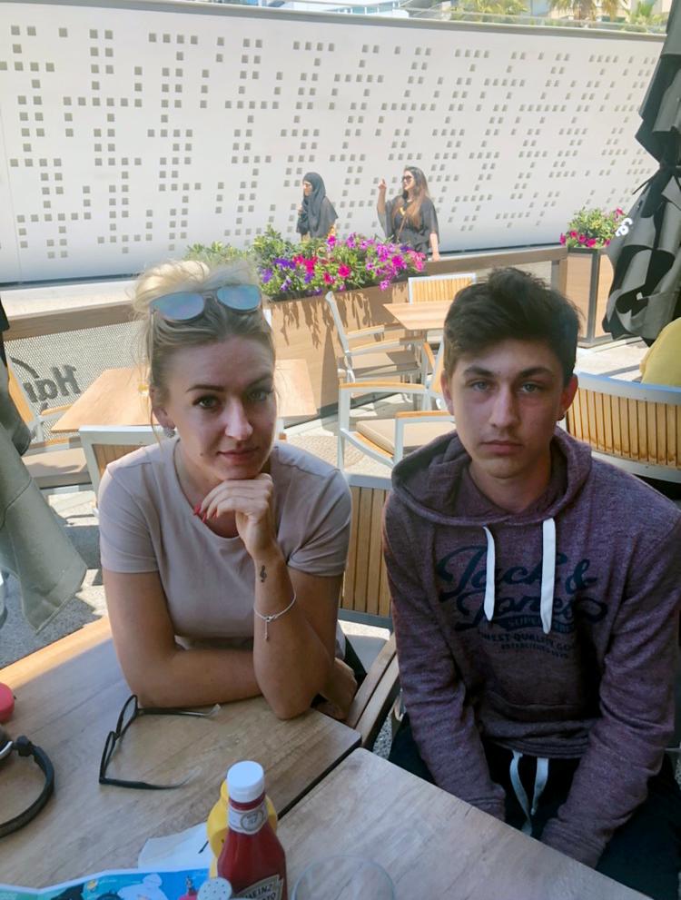 Rebecca Boström, 25, och William Pahmirpour, 15, från Bergaskolan i Smedjebacken är fast i Malaga efter SAS-piloternas strejk