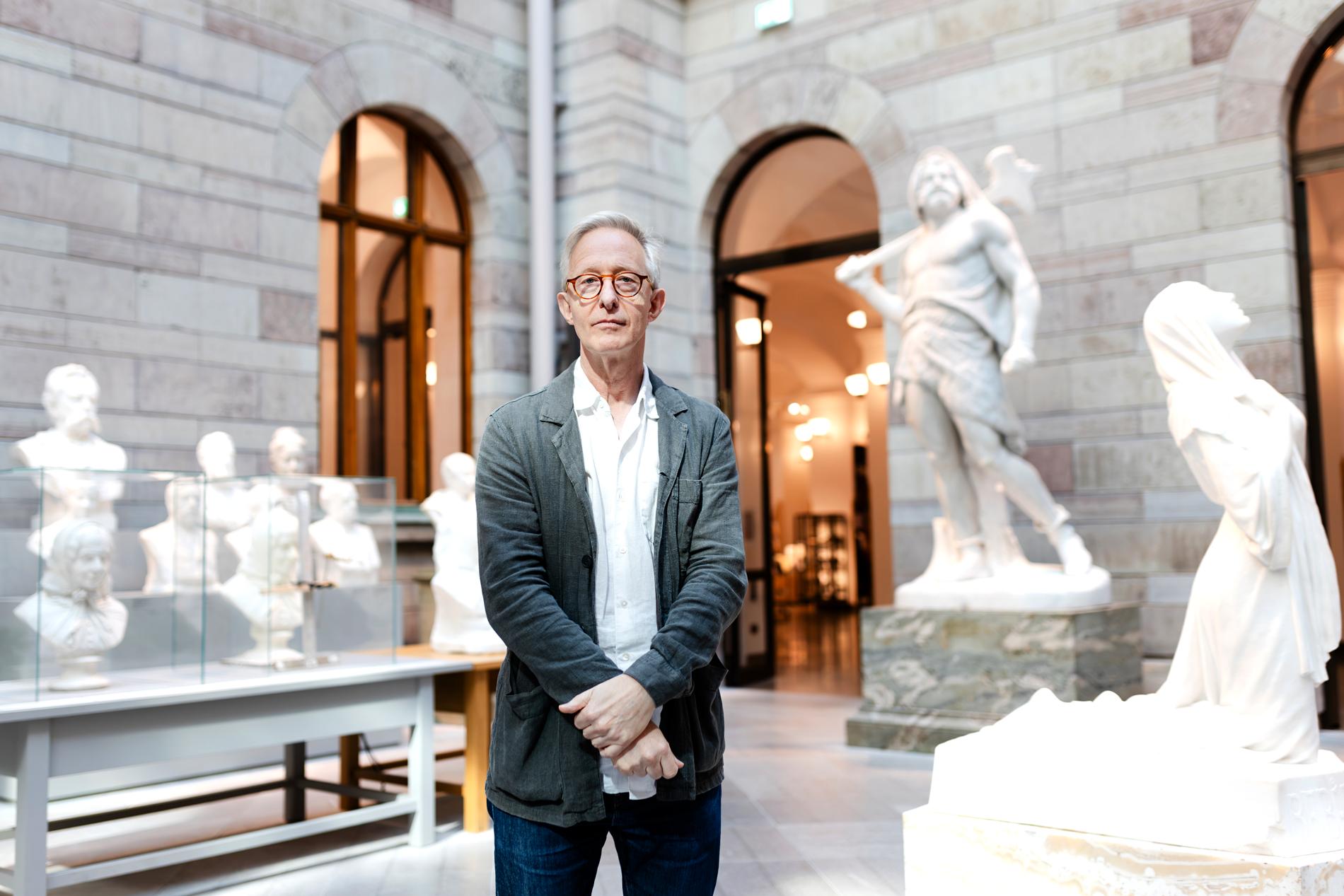 Per Hedström visar runt i skulpturgården med marmorstatyer som en gång beställdes av Karl XIV Johan.