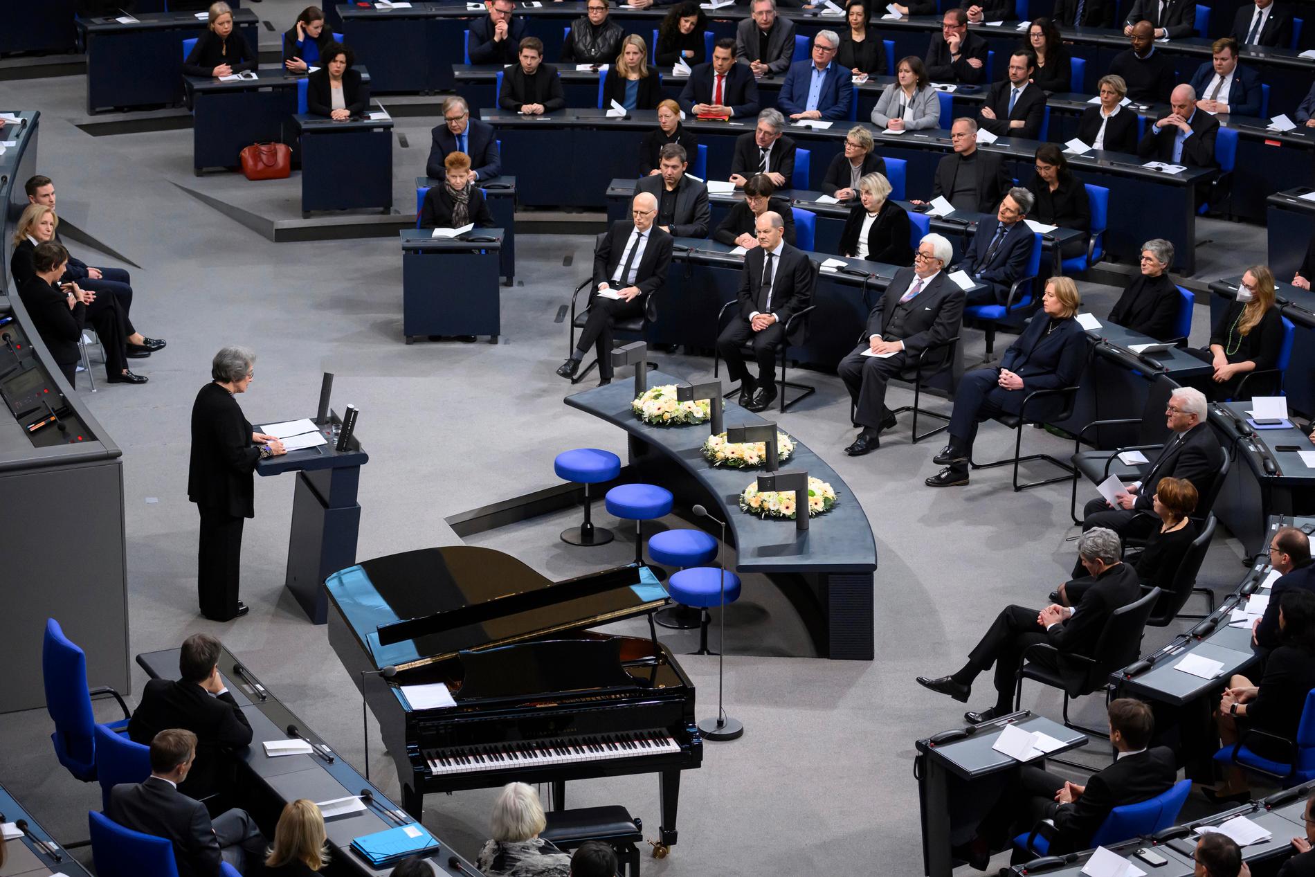 Rozette Kats vittnar om Förintelsen i en stilla ceremoni i Tysklands förbundsdag.