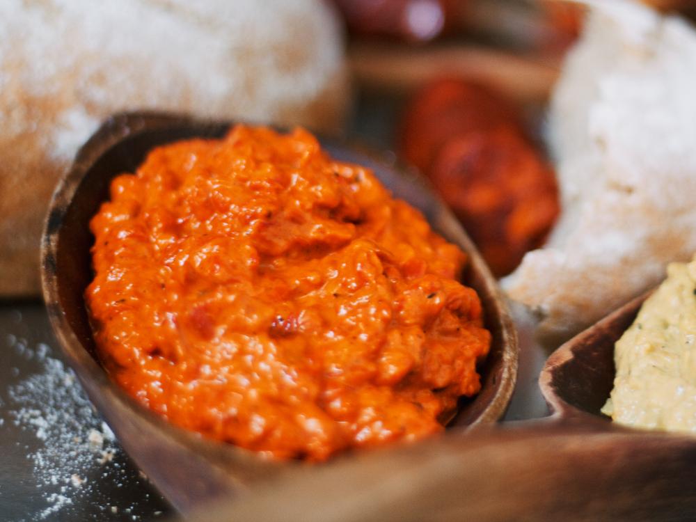 Ajvar – kryddig röra av ugnsrostad paprika.