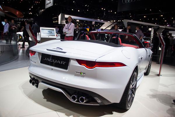 Jaguar F-type vill bli mer av en året runt-bil och kommer således med fyrhjulsdrift. Kommer den kunna utmana Porsche 911 Carrera 4 på allvar nu?