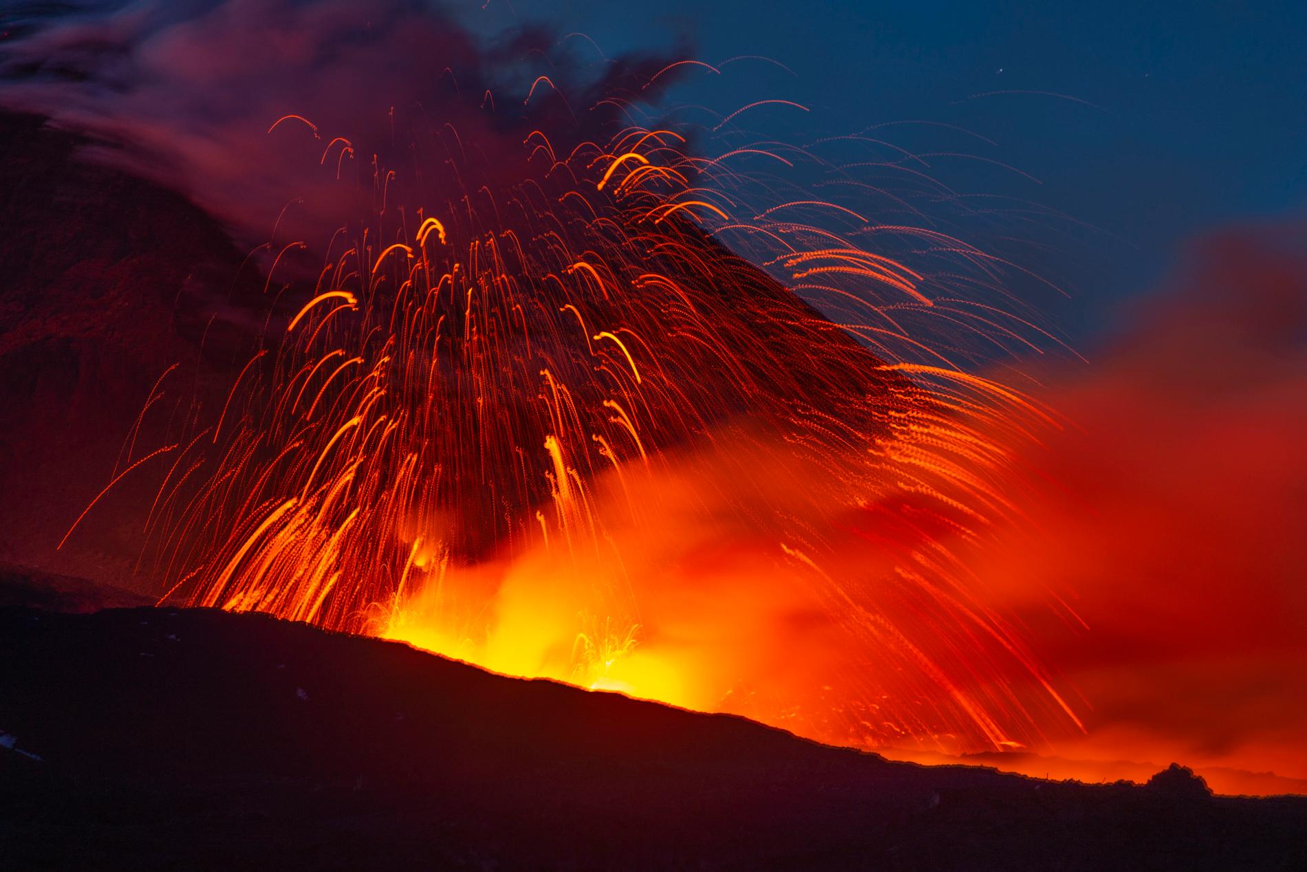På bilden syns hur het lava strömmar upp ur vulkanen Etna på Sicilien.