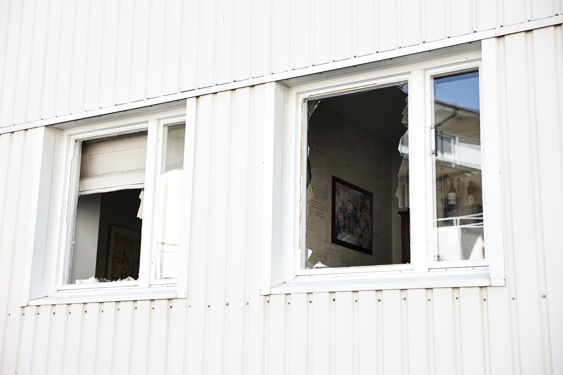 Bostäder som ligger i närheten av den drabbade bostaden har förstörda fönster.