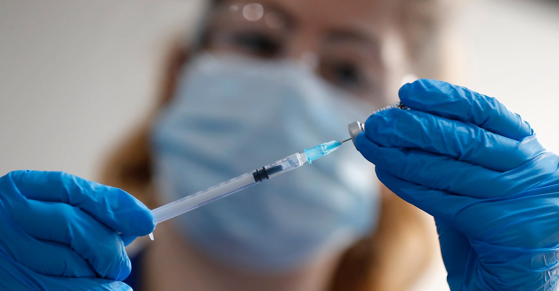 En sköterska på Guy’s hospital i London förbereder den 8 december en spruta med Pfizers framtagna vaccin. 