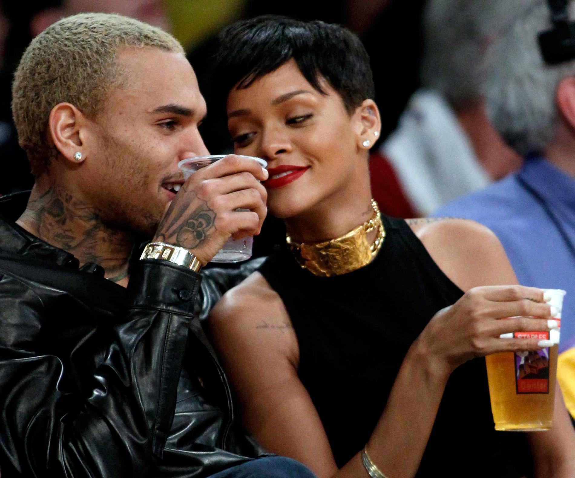 Rihanna och Chris Brown på en basketmatch i december 2012.