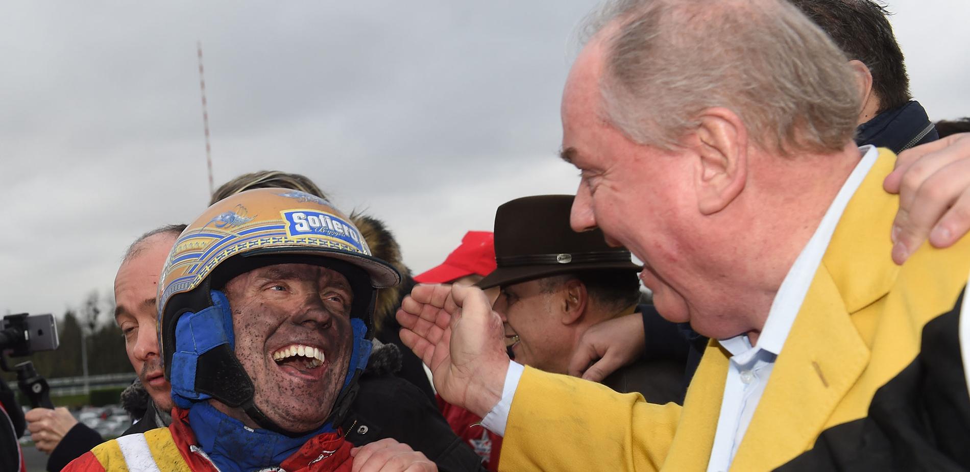 ”Vi gjorde det”. Björn Goop och ägaren Rolf Andersson skriker ut sin segerlycka efter Prix d’Amérique.
