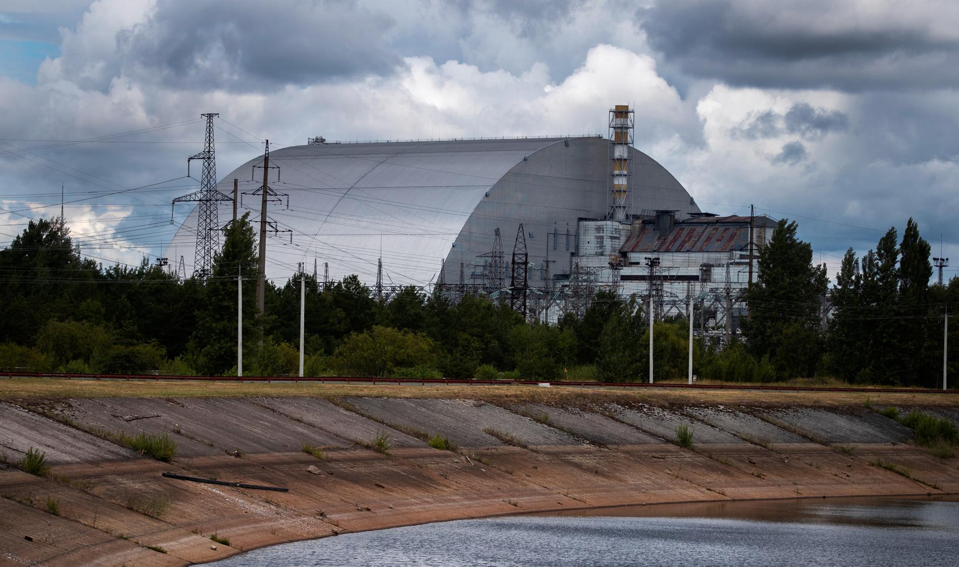 Tjernobylreaktorn har stängts in i en ny metallkupol som hindrar radioaktiv strålning från att läcka ut.