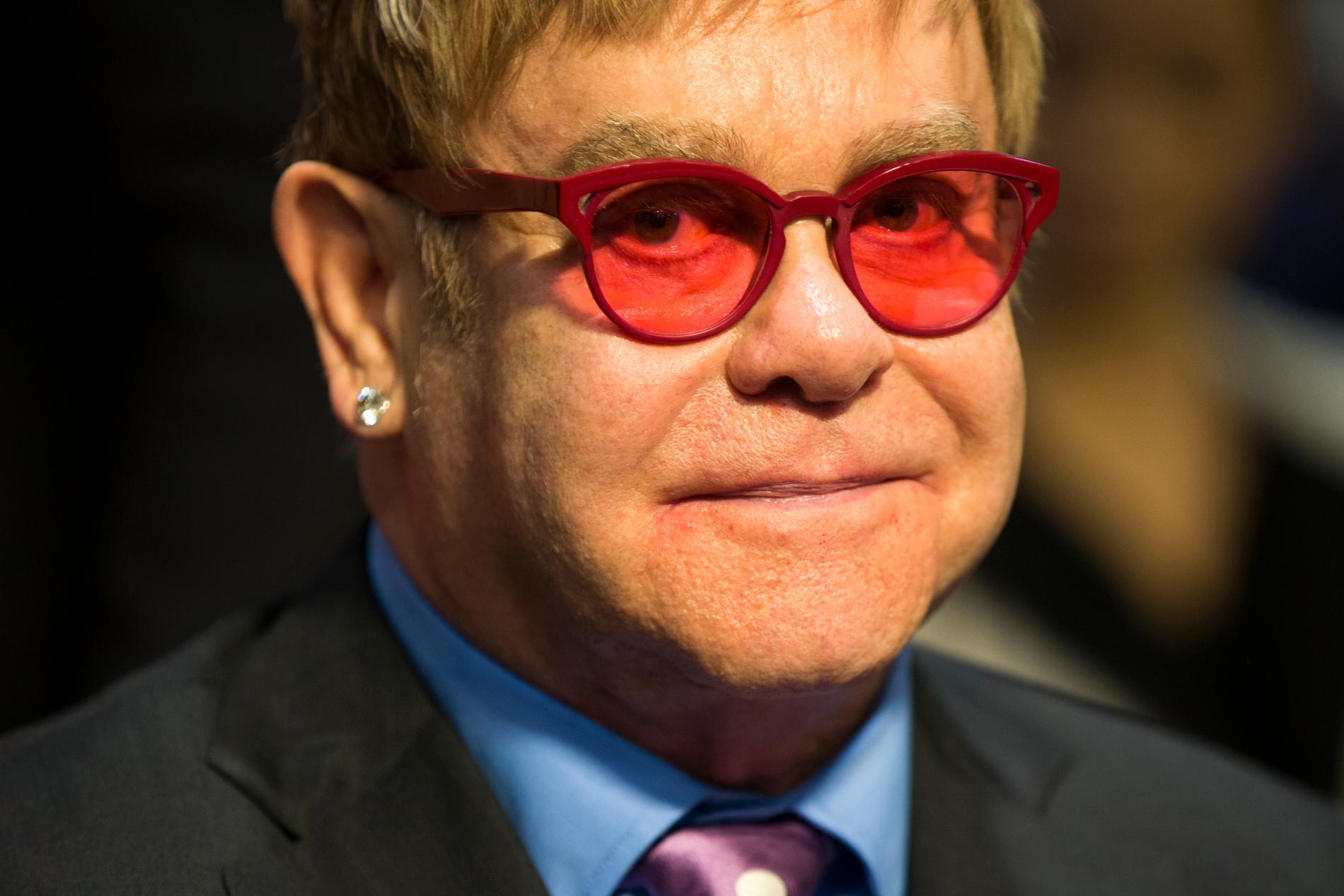 Elton John framförde låten ”Never too late” på det nya albumet. Han var också med och skrev låten ”Spriit” som sjungs av Beyoncé i nya filmen. 