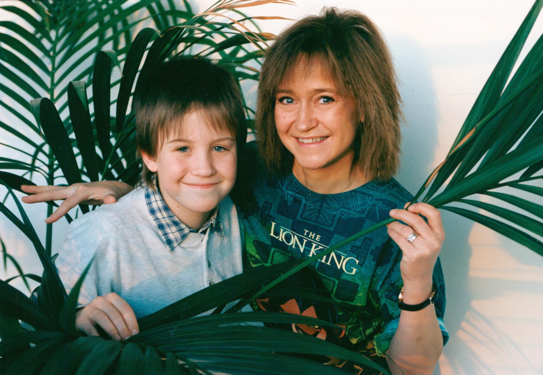 Liza Öhman 1995 tillsammans med sonen Johan Halldén, då 9 år, när båda gjorde röster i svenska ”Lejonkungen”, Liza gjorde Simbas mamma och Johan gjorde Simba.