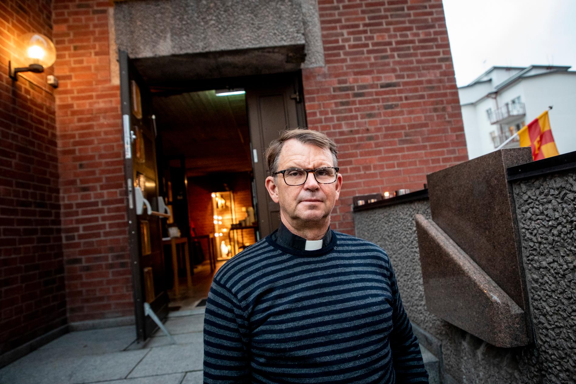 Kyrkoherde David Kindbom vid Hässelby strands kyrka har mött många oroliga och sörjande under måndagen.