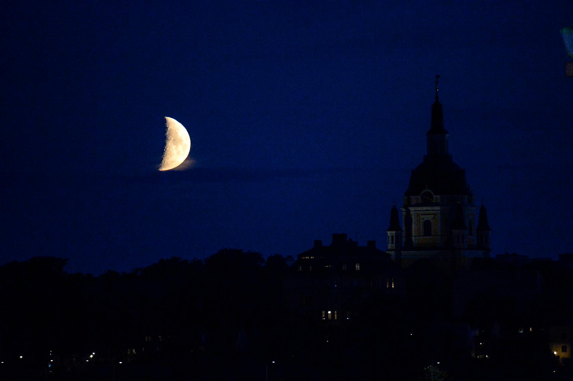 Frida Söderlund: ”Jag ser månen och tänker att fastän den är halv så är den fortfarande hel någonstans. I den mörkaste av tid lyser den oavsett vad.”