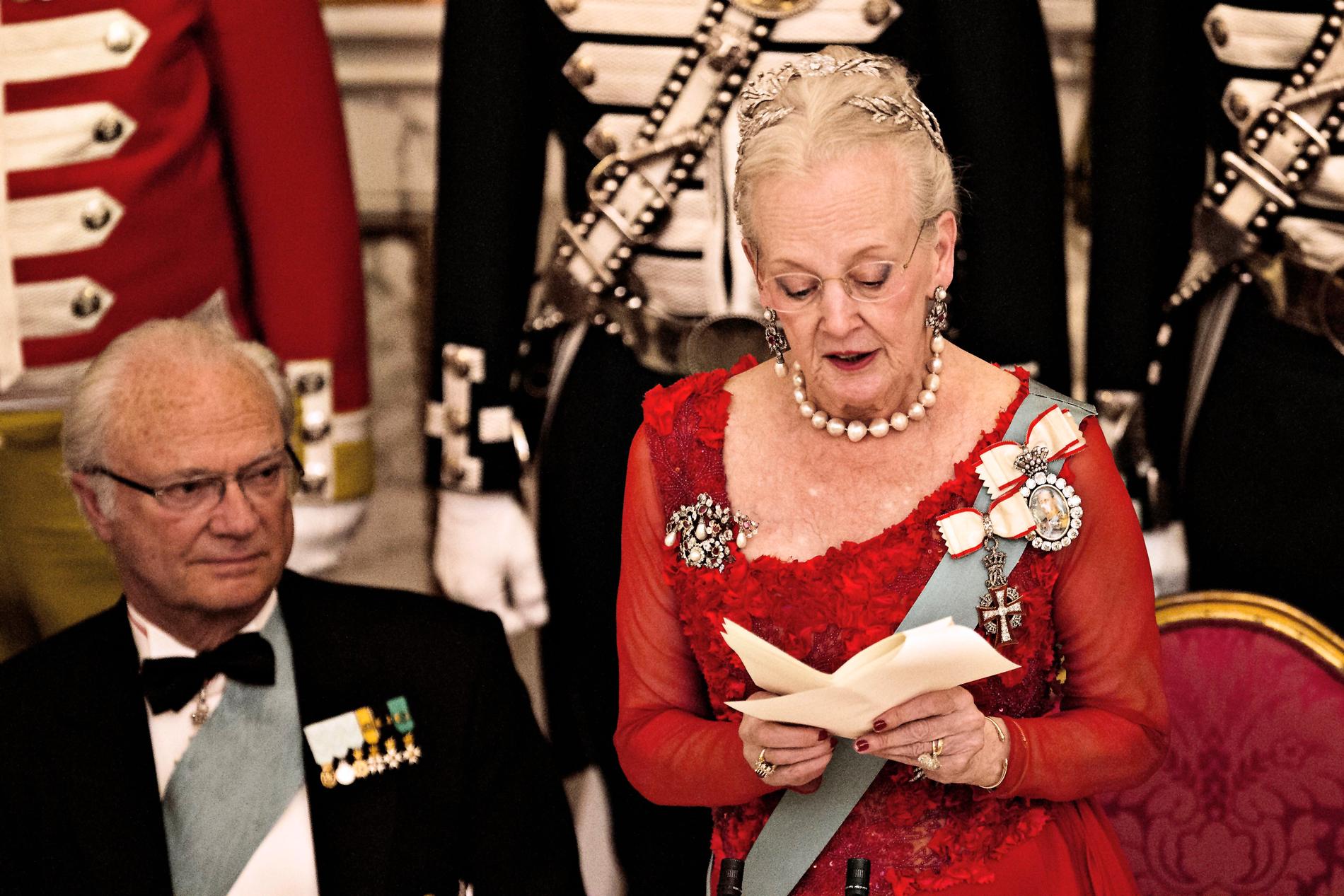 Drottning Margrethe har ett nedtonat 80-årsfirande i viruskristen, men kan i framtiden erbjuda kung Carl XVI Gustaf (till vänster) och andra fina gäster nyrenoverade festbestick på Christiansborg. Bilden är från hennes 75-årsfest 2015.