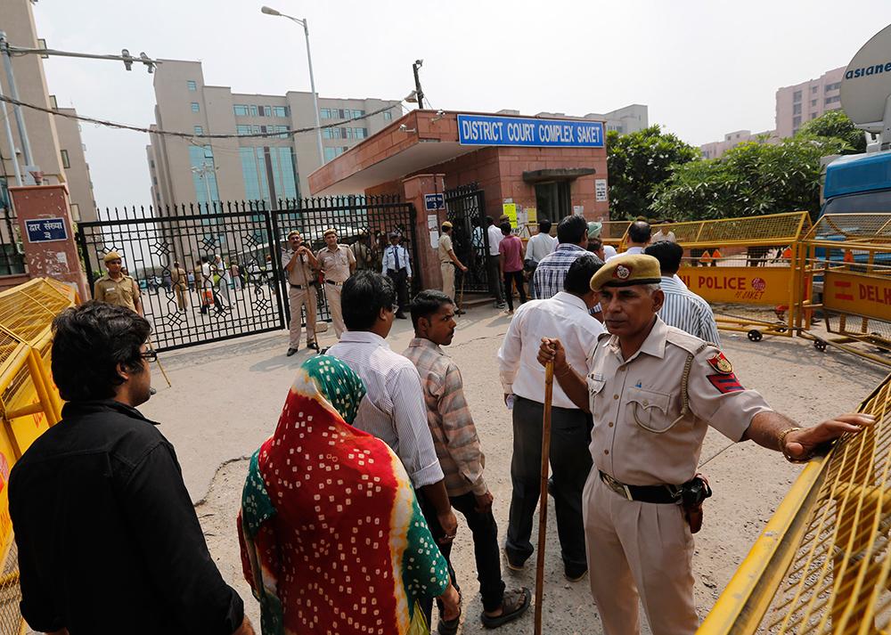 Människor står i kö till säkerhetskontrollen som de får passera innan de kommer till rätten där männen åtalades. Den 23-åriga kvinnliga studenten våldtogs av sex män på en buss i indiska Delhi den 16 december i fjol. Hon dog senare av sina skador.