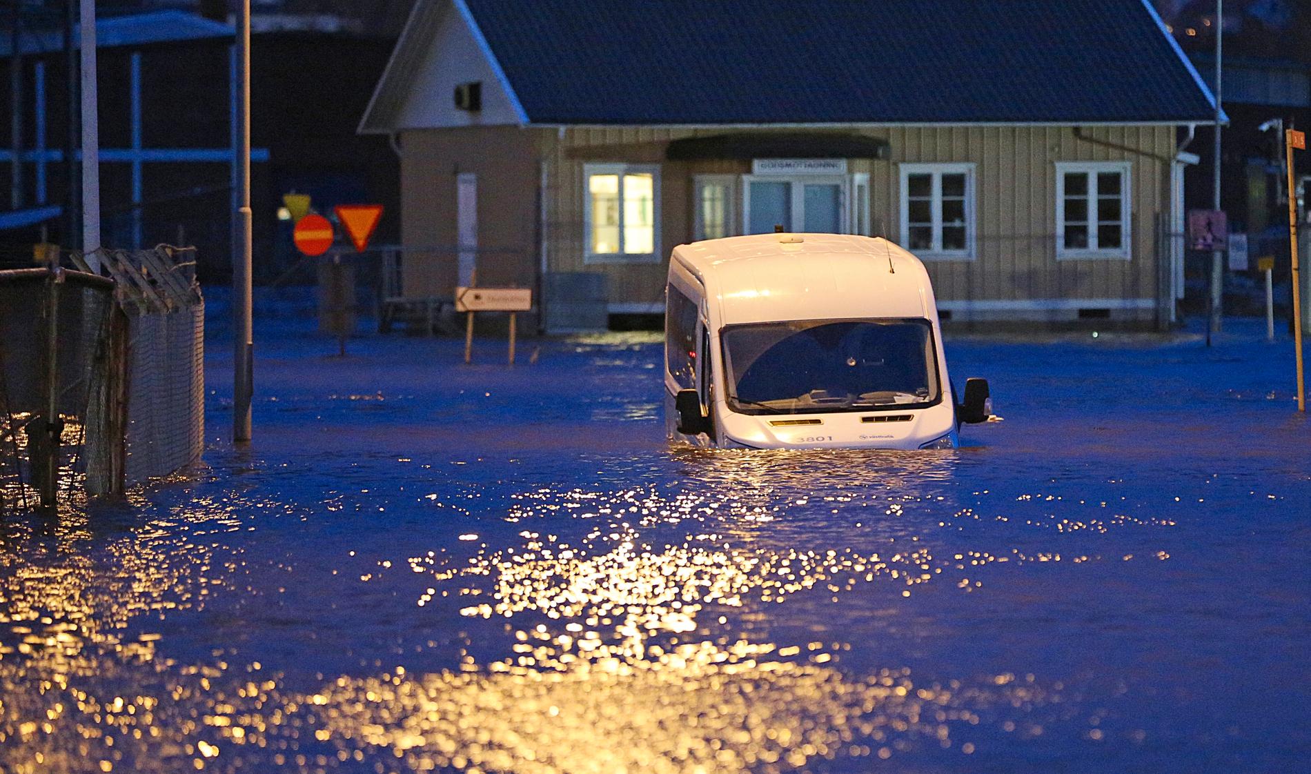 En bil är fast i kraftig översvämning i Uddevalla. Efter stormen på söndagen steg vattennivån till 140 centimeter över det normala.