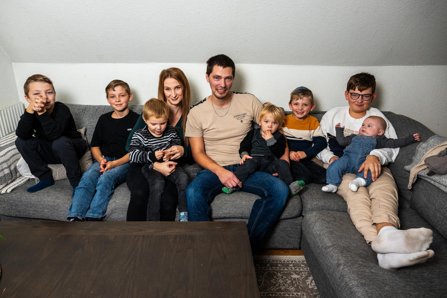 Emelie och Patrik med sina sju söner:  Vi hade aldrig från början någon tanke på att vi skulle bli en stor familj.