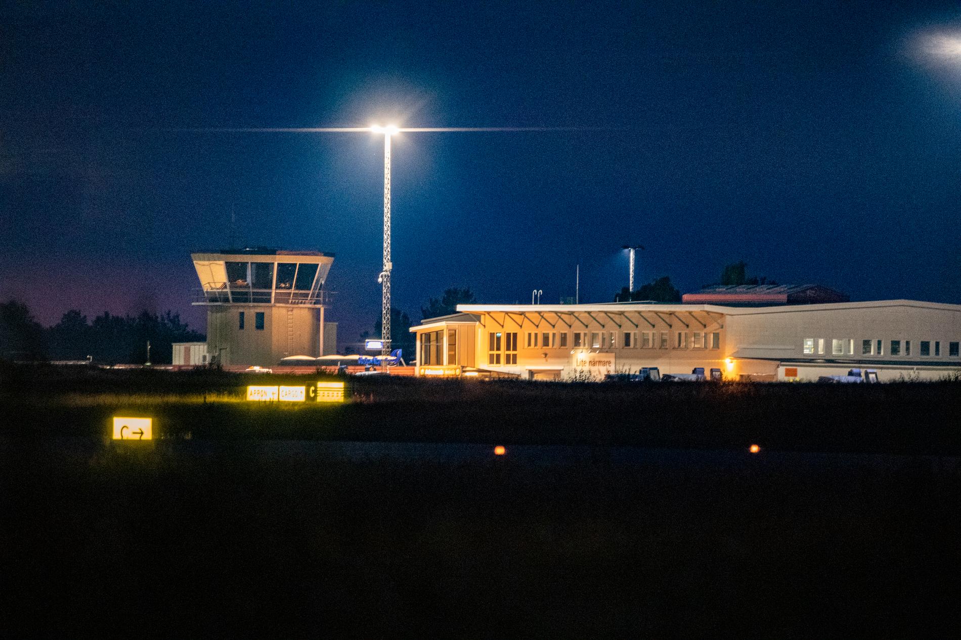 Örebro flygplats under natten.