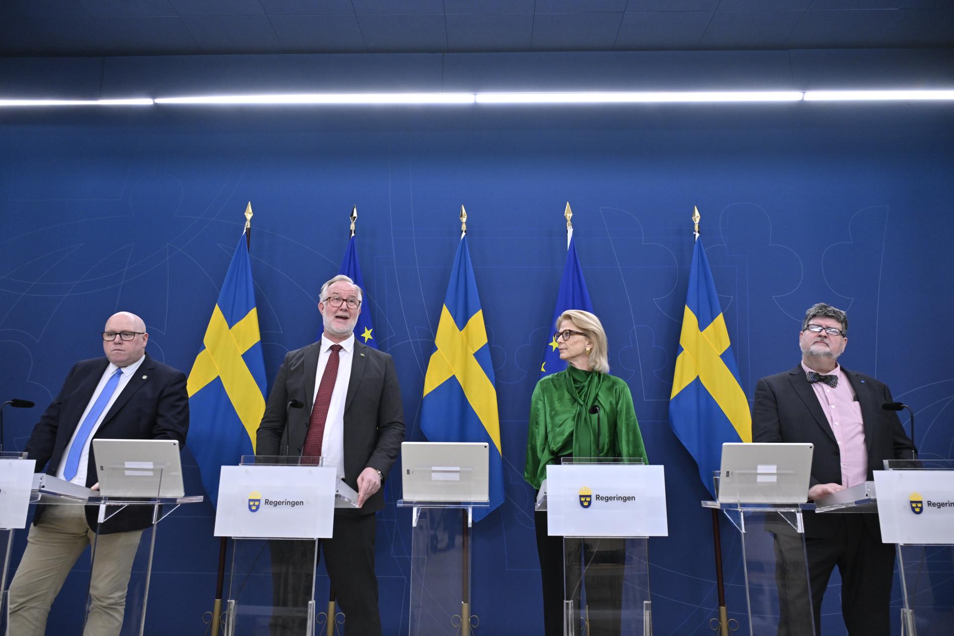Till vänster på bilden från dagens pressträff om a-kassan står sverigedemokraten Magnus Persson. För ett år sedan lovade han att inte förhandla om lägre ersättning. Nu sänks den ändå.