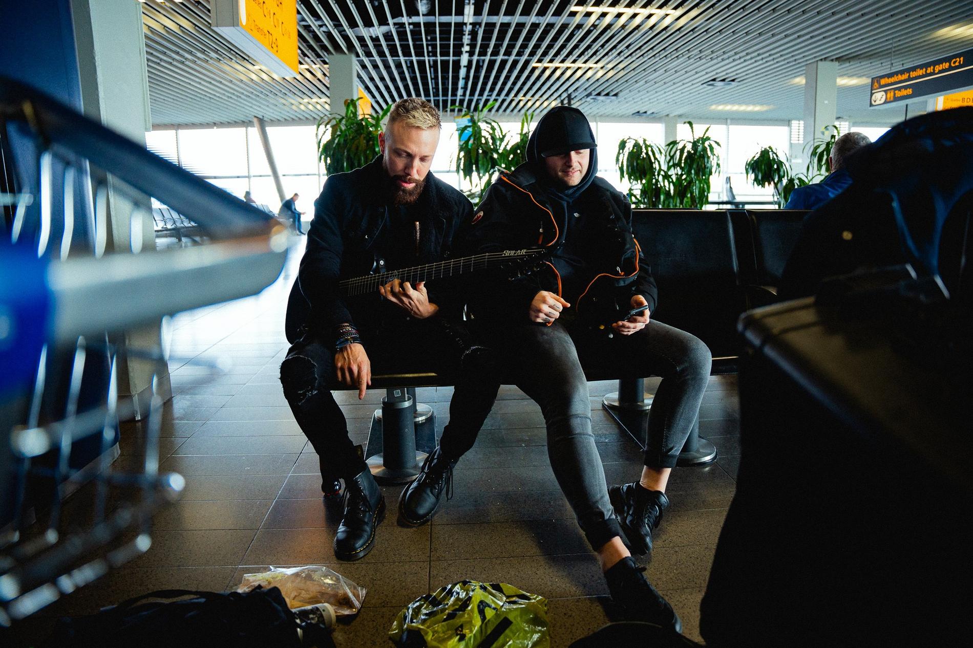 Benjamin Jennebo och Chris Adam Hedman Sörbye fast på flygplatsen i Amsterdam.
