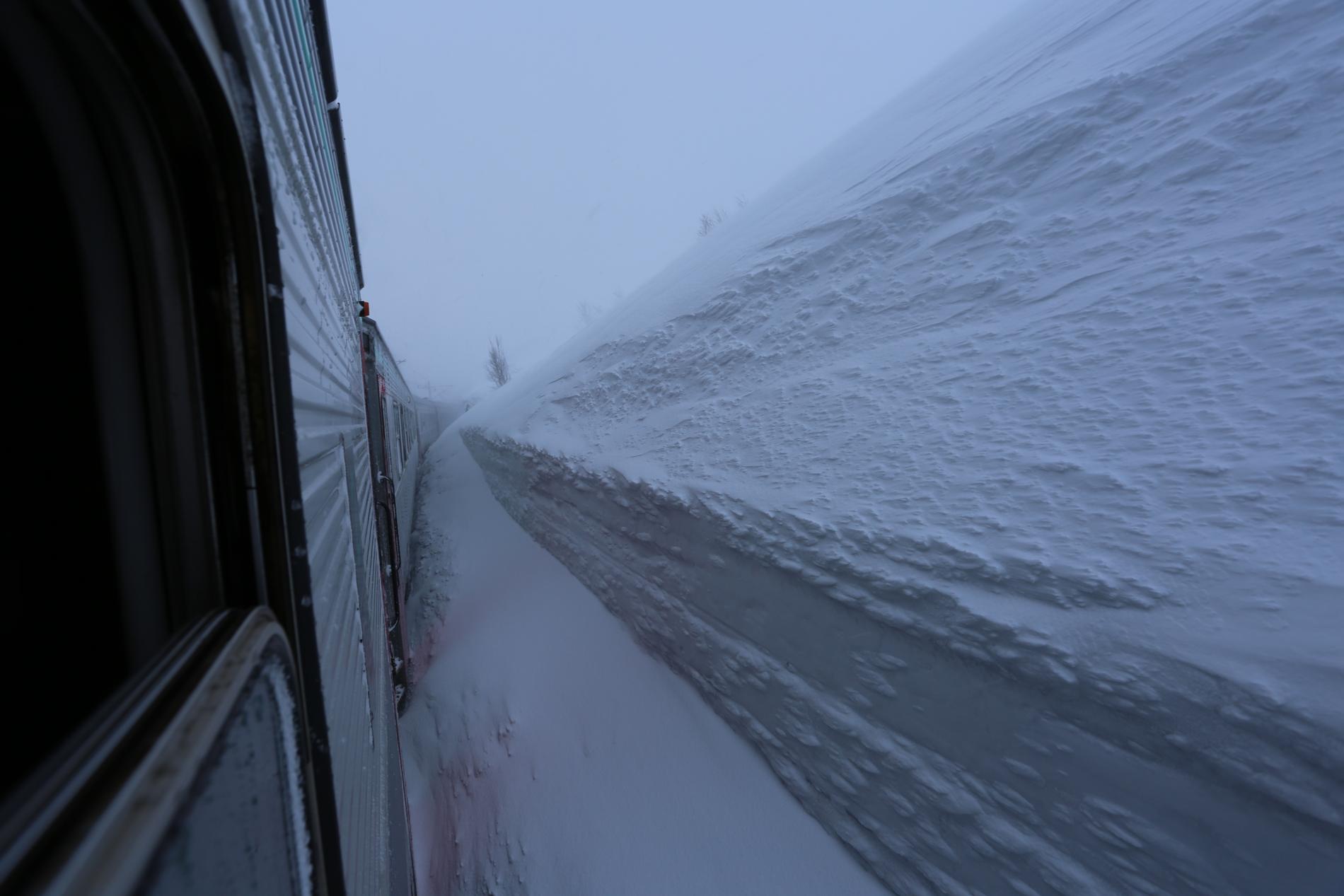 Tåget är fast i en snöstorm vid norska gränsen. 