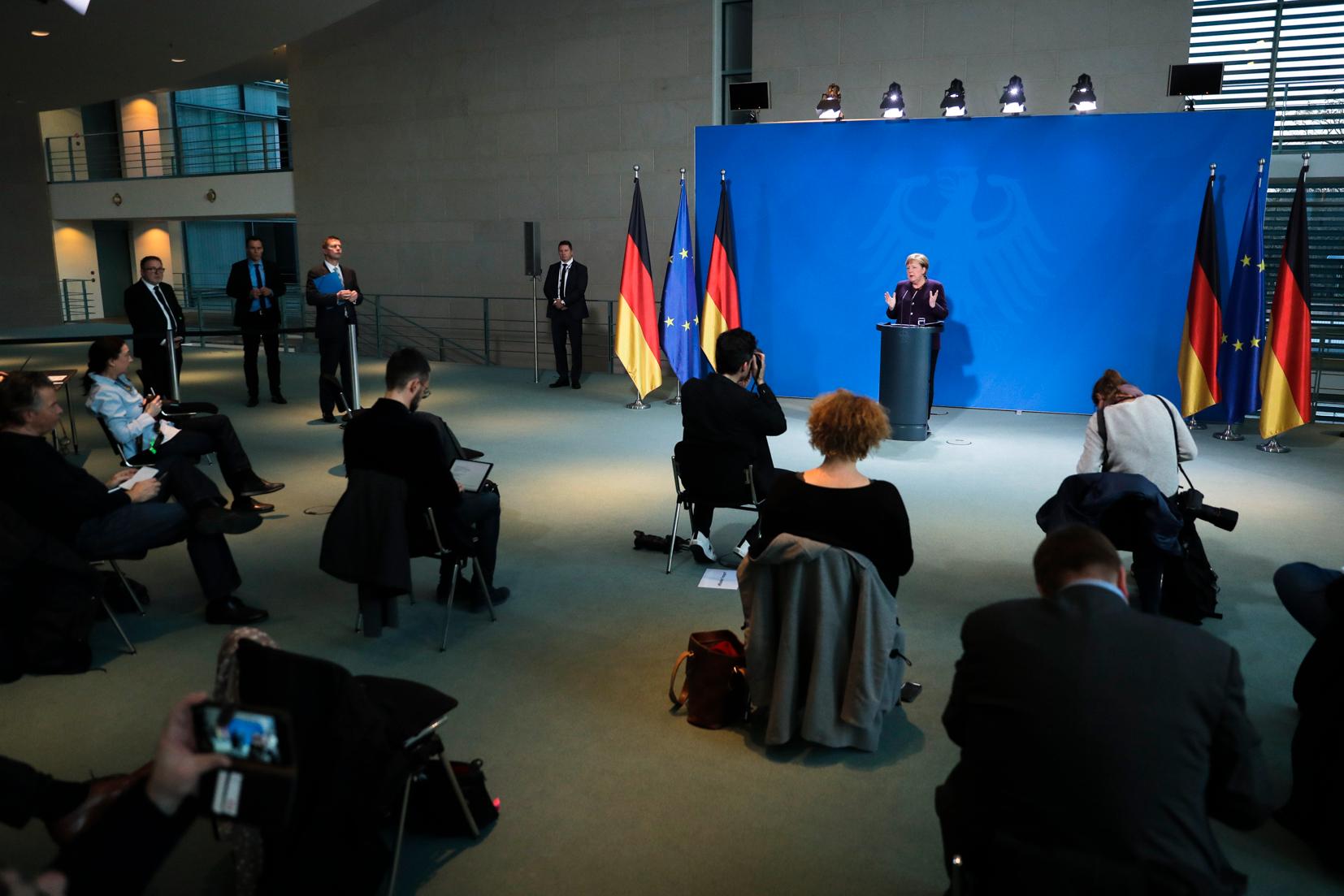 Ovanligt stort avstånd mellan journalisterna då Tysklands förbundskansler Angela Merkel höll en presskonferens under måndagen.