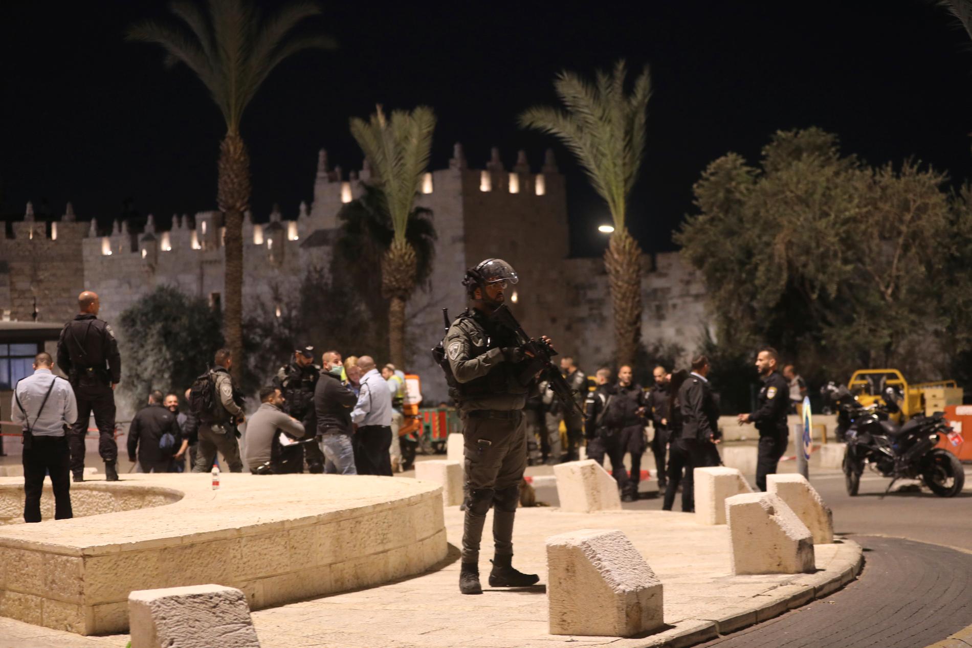 En israelisk polis står vakt vid Damaskusporten efter knivangreppet på lördagen.