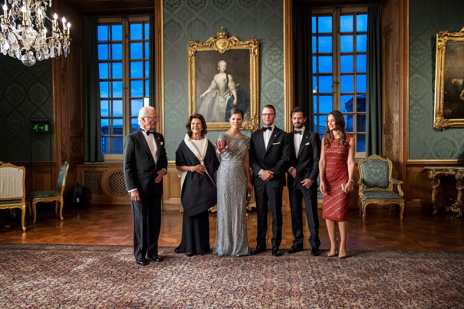 Kungafamiljen tar emot gäster från hela landet på den årliga Sverigemiddagen på Stockholms slott. Kronprinsessan Victoria har offentliggjort att hon är gravid med sitt andra barn.