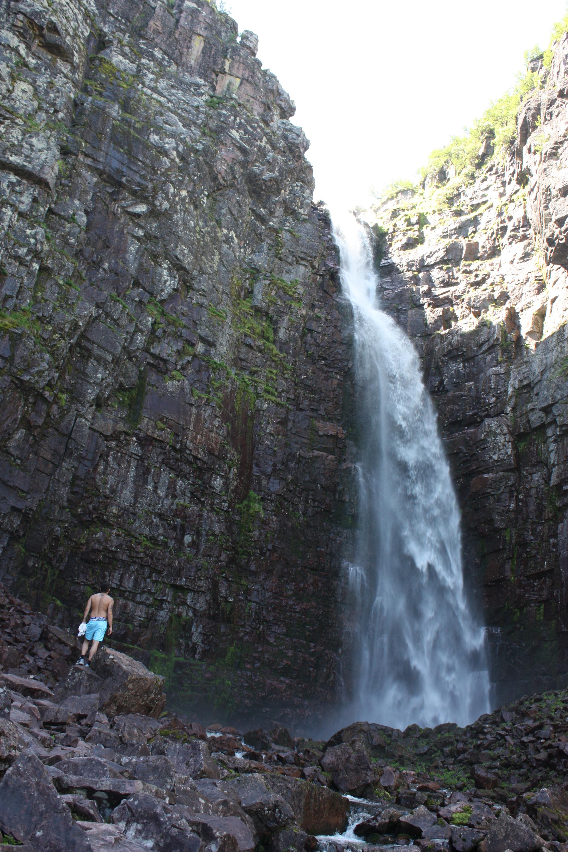 Fjällvandring bredvid ett av Sveriges högsta vattenfall. ”Mäktigt!" hälsar Sammy.