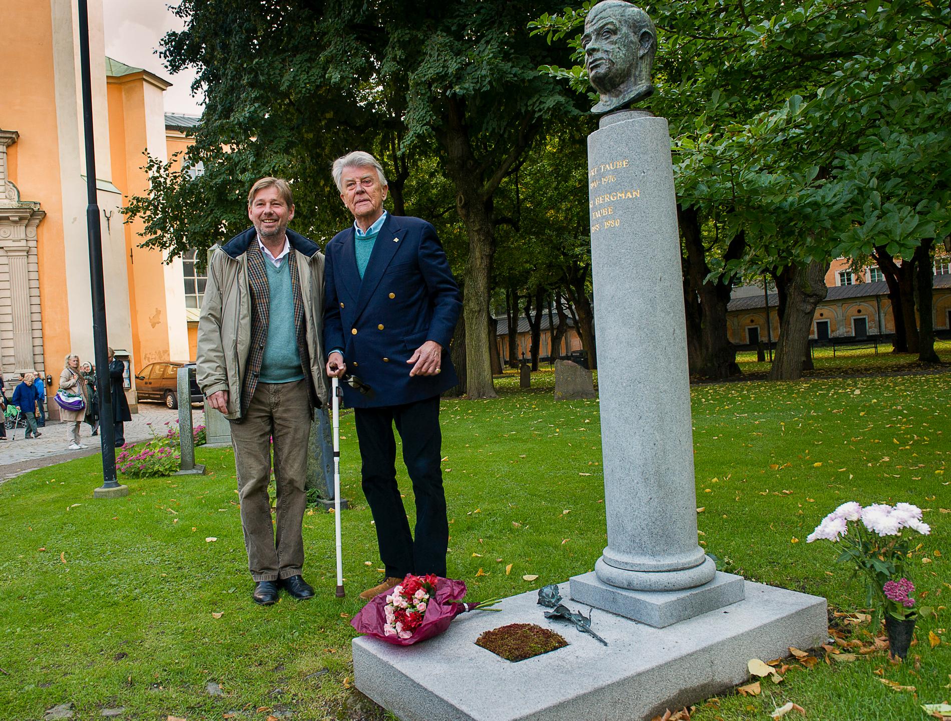 Sven-Bertil Taube med sonen Jesper på Evert och Astri Taubes grav Maria Magdalenas kyrkogård i Stockholm. 