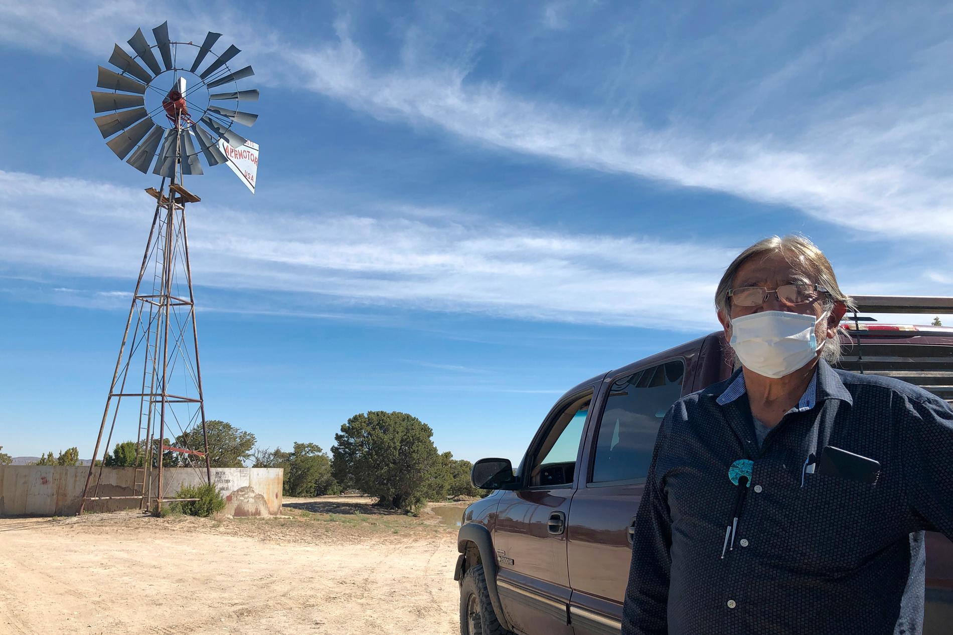 Johnnie Henry, som leder en kyrka i det virusdrabbade navajoreservatet i New Mexico, gör sig redo att köra ut dricksvatten till sina grannar.