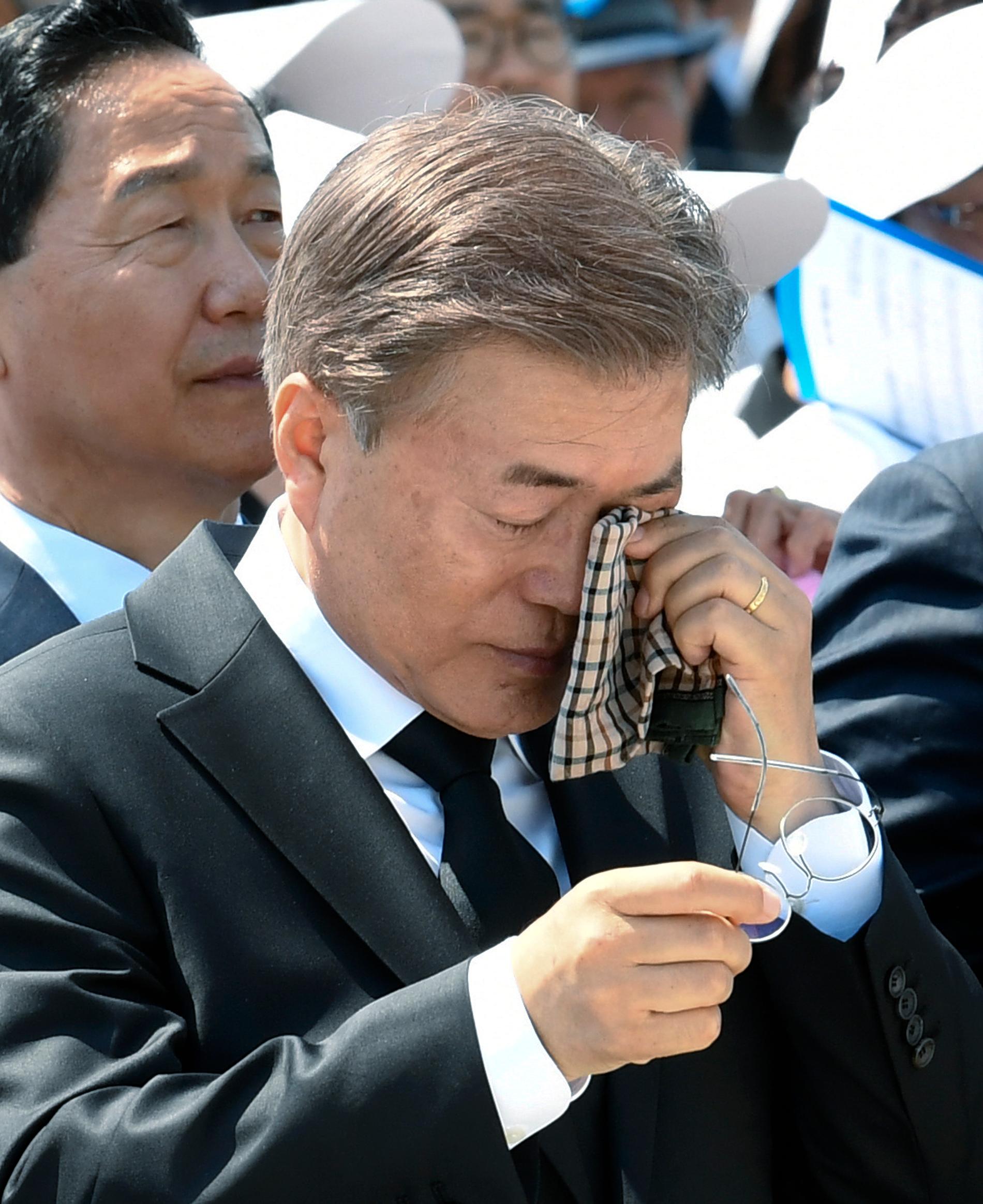Sydkoreas president Moon Jae-In torkar tårar under en ceremoni till minne av de som dog under protesterna i Kwangju 1980. Akrivbild.