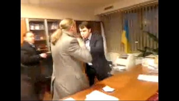 Parlamentsledamoten från Svoboda tvingar den ukrainske tv-chefen Oleksandr Pantelejmonov att avgå. Klippet lades först ut av tidningen Ukrainska pravda på Youtube.
