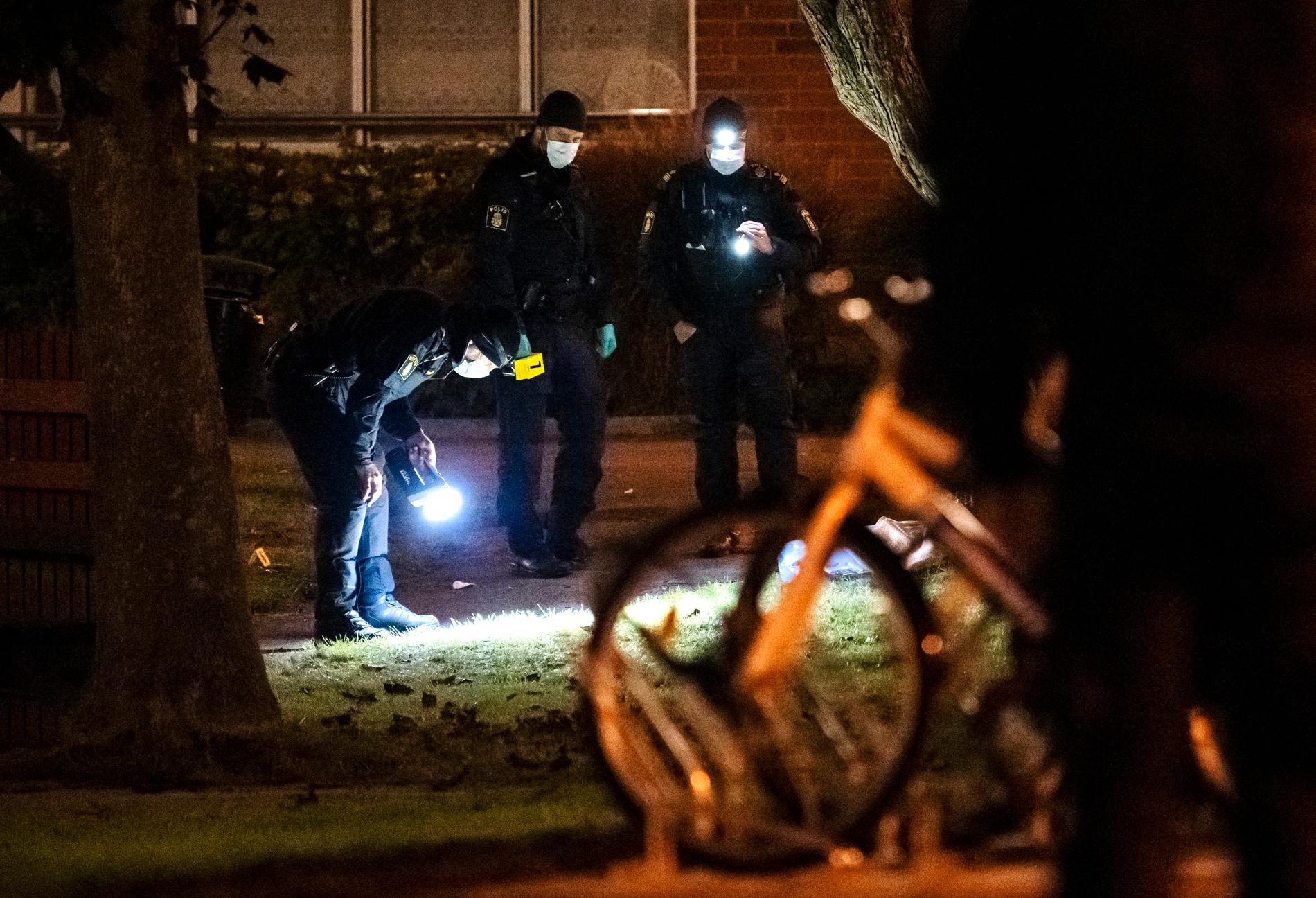 Under året har två män skjutits ihjäl i Kristianstad. På bilden arbetar polisen efter mordet på en 20-årig man i Gamlegården i september.  