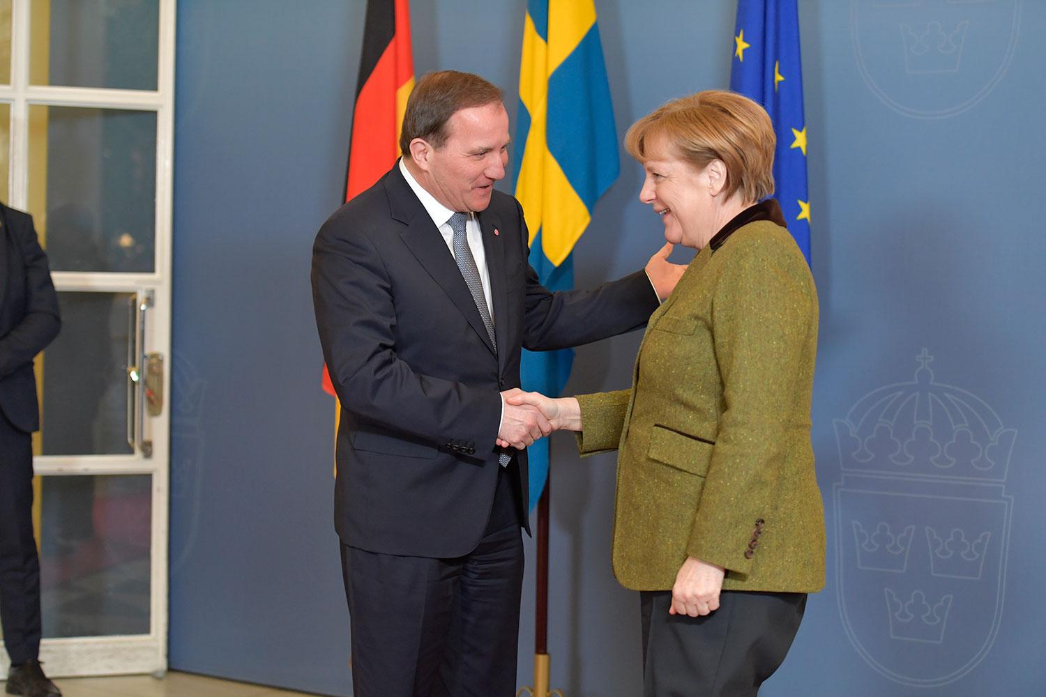 Merkel och Löfven hälsar på varandra.