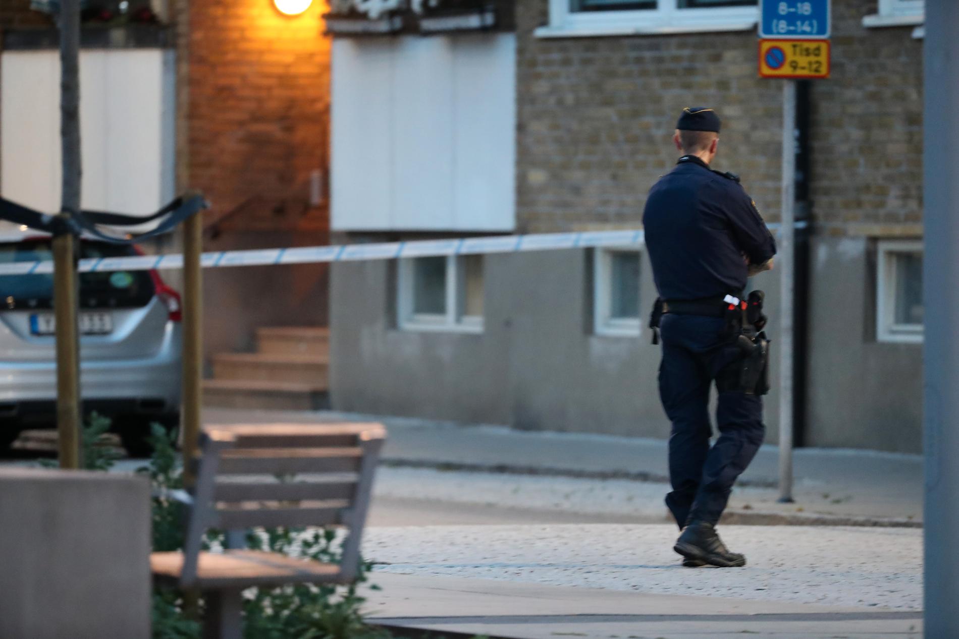 Polisen ser kopplingar mellan skottlossningen och sprängladdningarna i Landskrona. Bilden är från avspärrningar vid platsen för skottlossningen.