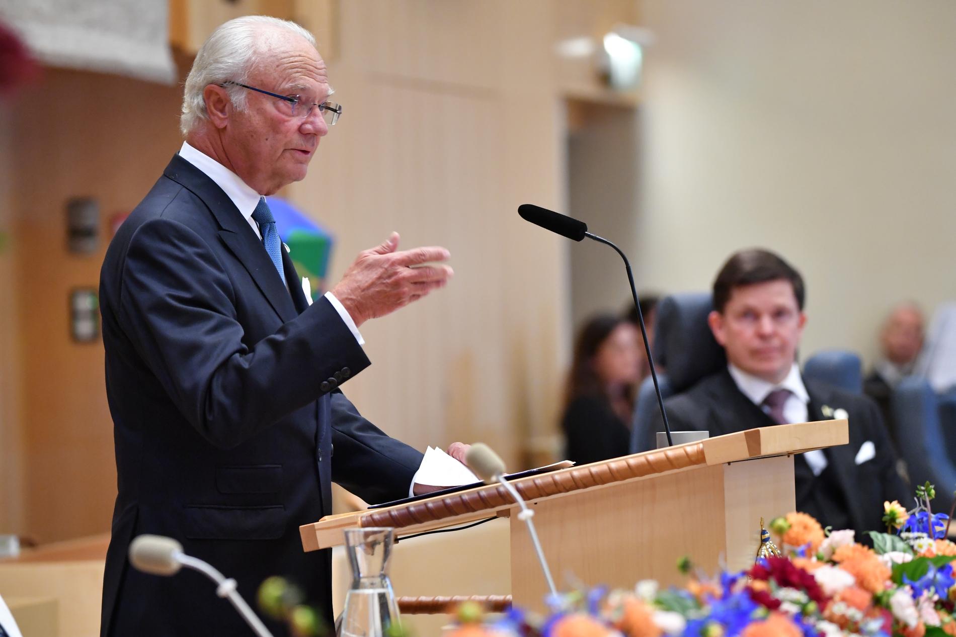 Kung Carl Gustaf talar i plenisalen i riksdagshuset