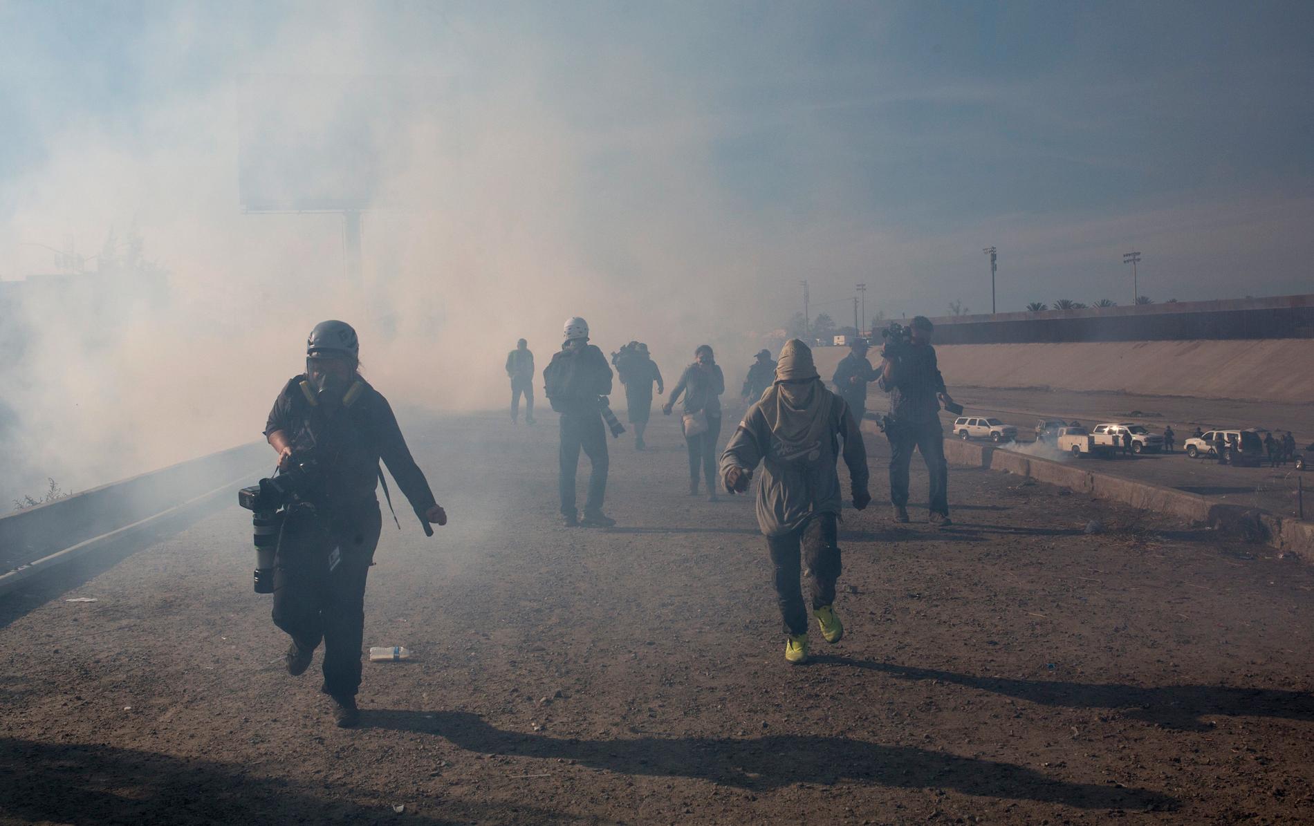 Migranter flyr vid gränsen mellan USA och Mexiko efter att USA beskjutit dem med tårgas i söndags.