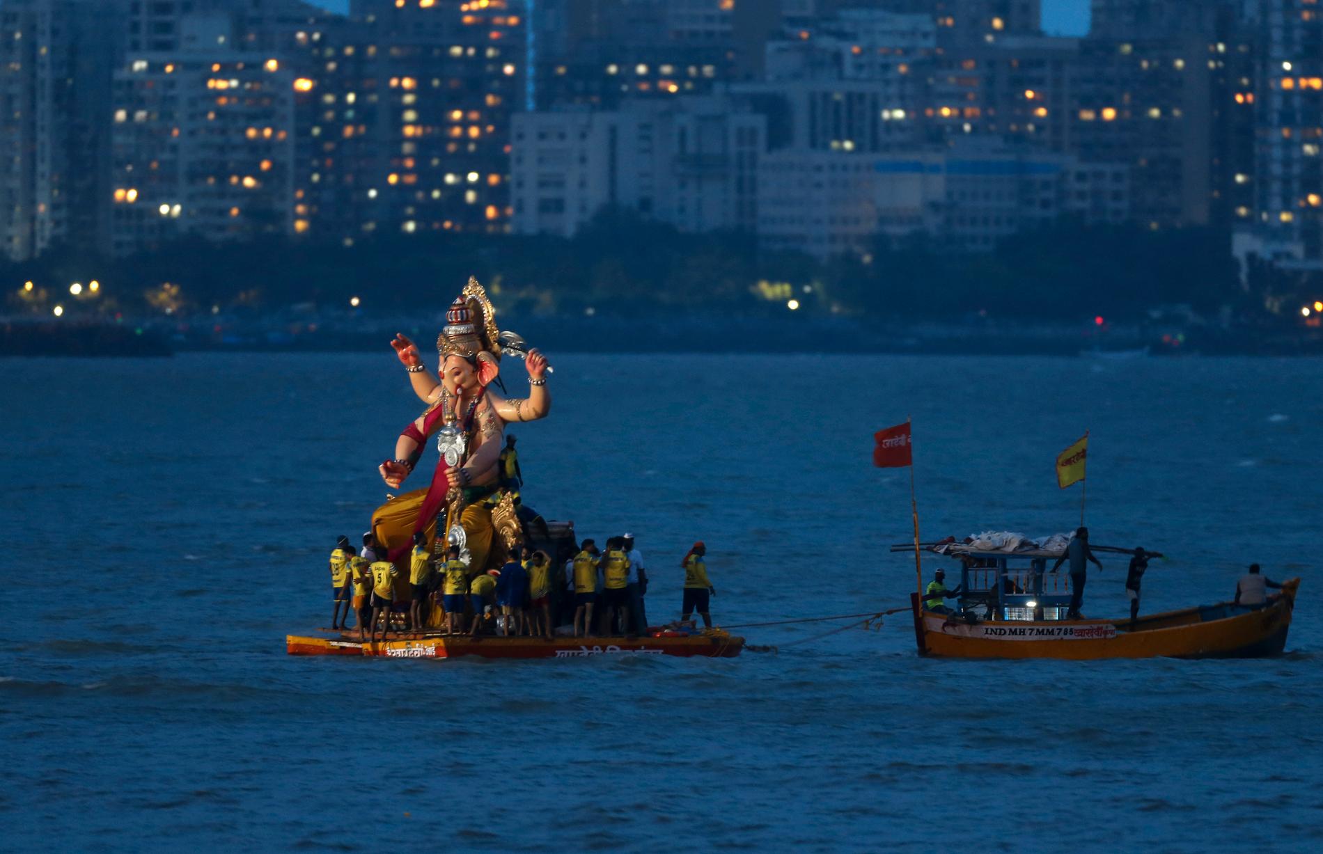 En avbild av Ganesha ska sänkas ned i vattnet. Bilden är inte tagen vid olyckan.